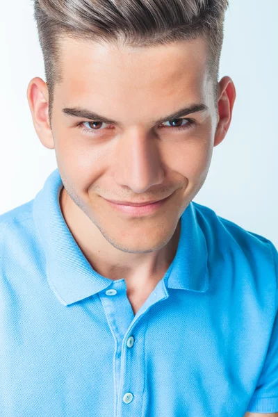 Jovem bonito homem sorrindo para a câmera . — Fotografia de Stock