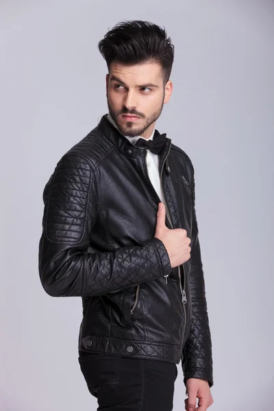 Handsome young business man wearing a leather jacket — Stockfoto