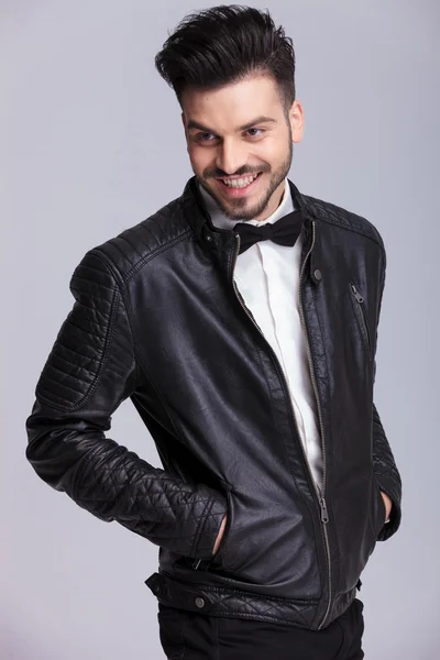 Jovem homem de negócios feliz sorrindo longe da câmera . — Fotografia de Stock