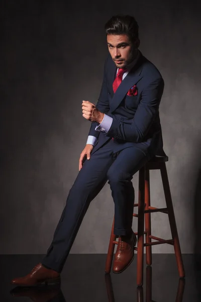 Eleganter Geschäftsmann sitzt auf einem Stuhl — Stockfoto