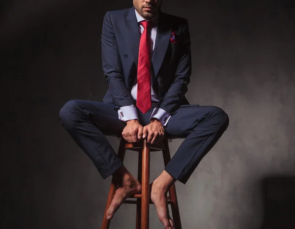 Kroppen av en business man sitter på en stol — Stockfoto