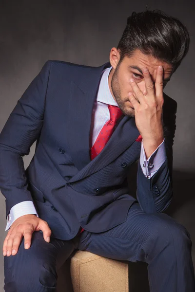 Jovem empresário preocupado sentado — Fotografia de Stock