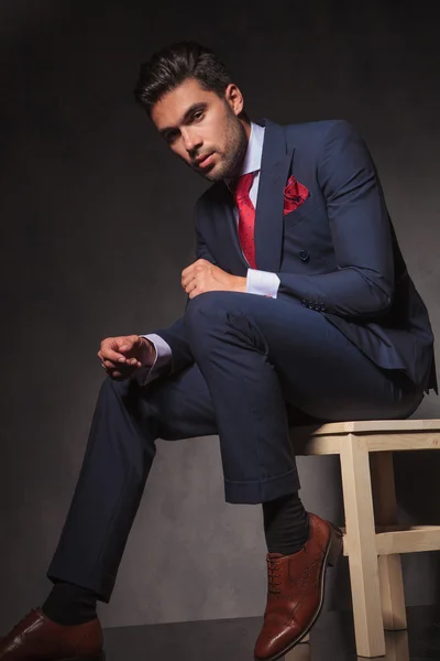 Vista lateral de um belo jovem homem de negócios sentado — Fotografia de Stock