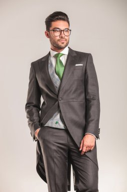 cebinde bir ele sahip iş adamı