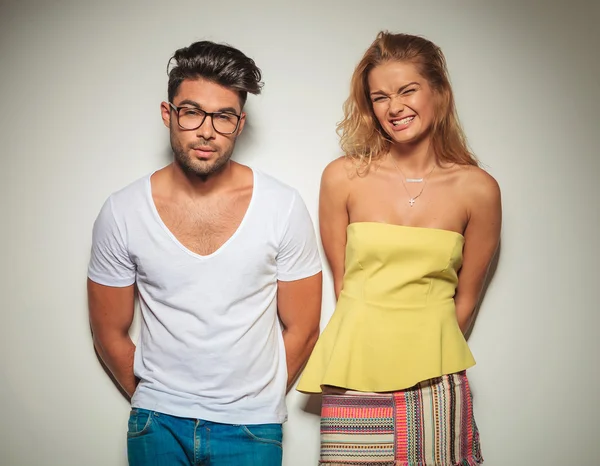 Muscular man posing with glasses while girl is laughing — ストック写真