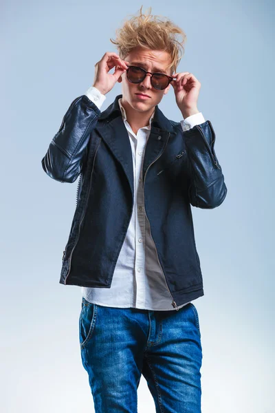 Portrait of blonde skinny man wearing jeans and leather jacket — Stock Fotó