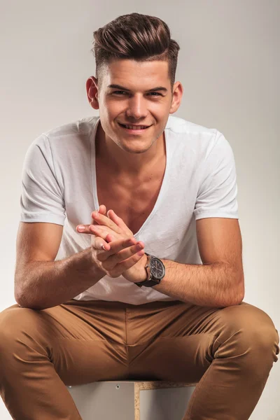 Stylish man smiling at the camera while clapping — Stock fotografie