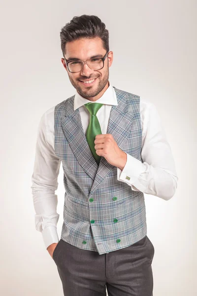 Homem de negócios vestindo camisa branca, colete cinza e gravata verde . — Fotografia de Stock