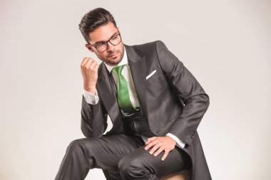 Çekici genç iş adamı aşağıya bakıyor.