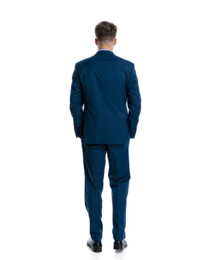 Lacivert takım elbiseli zarif genç işadamının beyaz arka planda el ele tutuşması.