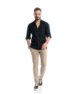 Gözlüklü, kendinden emin ve beyaz arka planda el ele yürüyen bir adam.