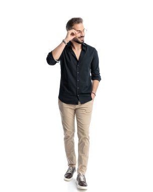 Yandan bakan mutlu sıradan bir adam, gözlükleri tamir ediyor ve beyaz arka planda el ele yürüyor.