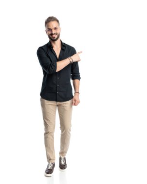 Yakışıklı, gözlüklü, arkasını gösteren, gülümseyen ve beyaz arka planda yürüyen bir adam.