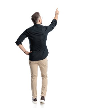 Gözlüklü genç adamın dikiz aynasından gökyüzünü gösteren ve beyaz arka planda yürüyen