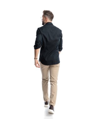 Gözlüklü sıradan bir adamın beyaz arkaplanın önüne geçişi.