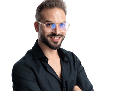 Gözlüklü ve beyaz arka planda gülümseyen yakışıklı genç adamın portresi.