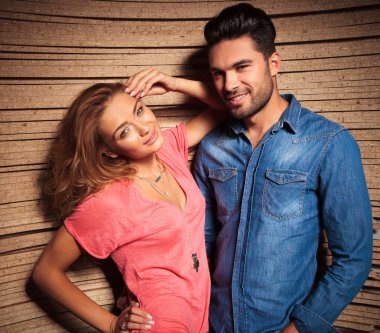 Genç çift poz süre yakın tutarak