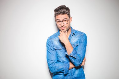 yakışıklı adam çenesini dokunmadan süre kameraya bakan