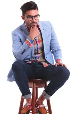 Çene için elini tutarak dalgın adam