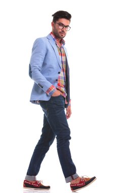 casual adam yürürken kameraya bakan