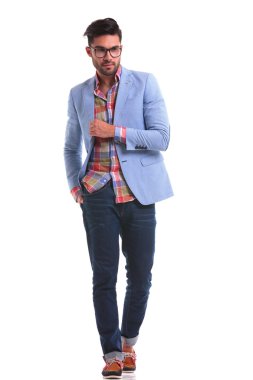 İzole arka plan üzerinde yürüme çekici genç adam