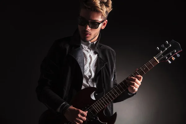 Guitarrista joven y genial tocando su guitarra eléctrica — Foto de Stock