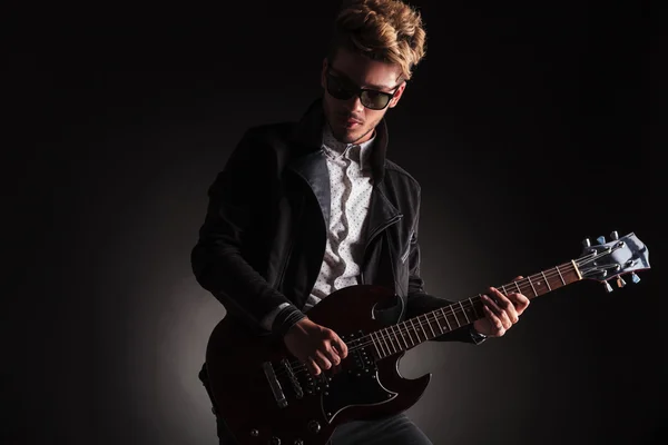 Retrato dramático de um jovem guitarrista de rock and roll — Fotografia de Stock