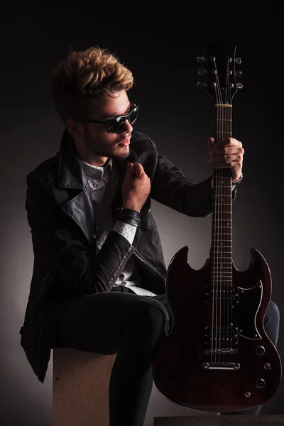 Guitarrista sosteniendo su guitarra eléctrica y collar — Foto de Stock