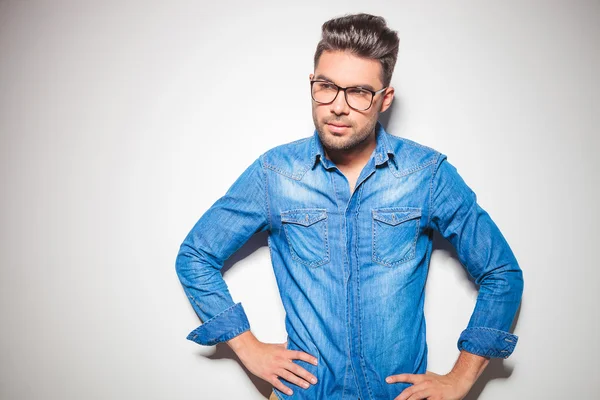 Uomo con occhiali in denim — Foto Stock