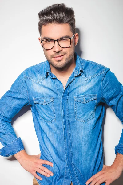 Joven sonriendo a la cámara mientras usa gafas — Foto de Stock