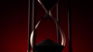 Saf kum saati, hareket halindeki kum, zamanın geri döndürülemez bir sembolü.