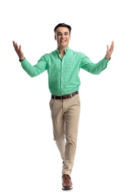 Hevesli genç adam ileri doğru yürüyor kollarını açıp, hoş geldin diyor ve beyaz stüdyo geçmişini dört gözle bekliyor.