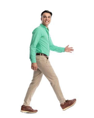 Mutlu genç adam gülümsüyor ve beyaz arka planda ileriye bakıyor.