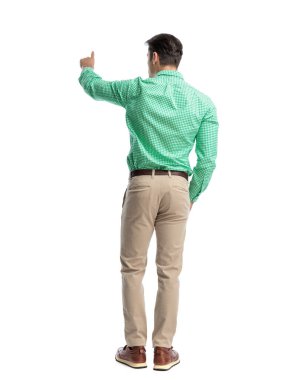 Yeşil kareli gömlek ve bej pantolon giyen, el ele tutuşan ve beyaz arka planı işaret eden sıradan bir adamın arka planı.