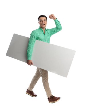 Hevesli sıradan bir adam yürüyor, kolunun altında büyük boş bir reklam panosu tutuyor ve beyaz arka planda ileriye bakarken zaferi kutlamak için yumruğunu kaldırıyor.