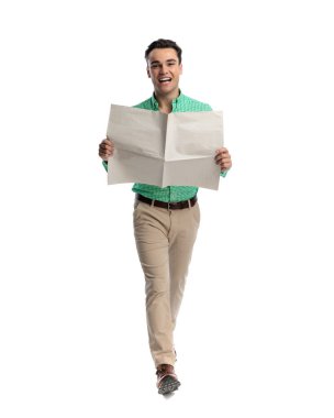 Elinde boş bir gazeteyle yürüyen ve beyaz arka planda ileriye bakan heyecanlı, sıradan bir adam.