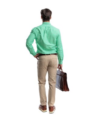 Beyaz arka planda tek başına duran kahverengi deri çantalı sıradan bir adamın arka plan görüntüsü.