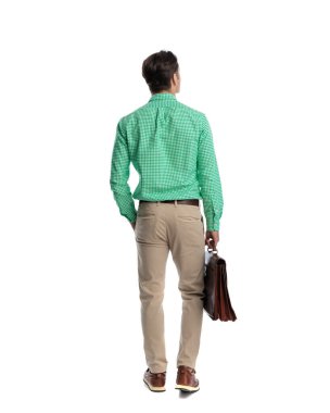 Çantası ve beyaz arka planda el ele duran rahat bir adamın arka planı.