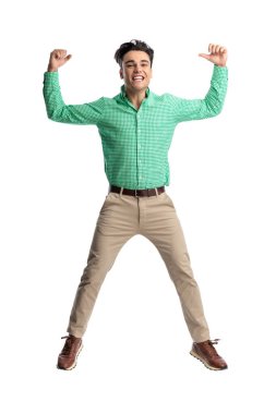 Havaya atlayıp zaferi kutlayan hevesli genç bir adam beyaz arka planda ilerlerken...