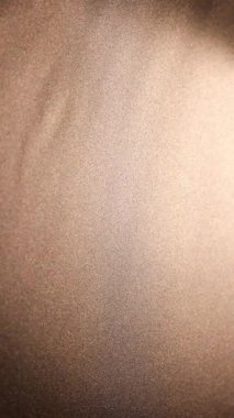 Geniş, yavaş kıvrımlarda hareket eden, lüks dokuları, yüksek kontrastı ve akıcı dalga dinamiklerini vurgulayan koyu sarı rengin dikey videosu.