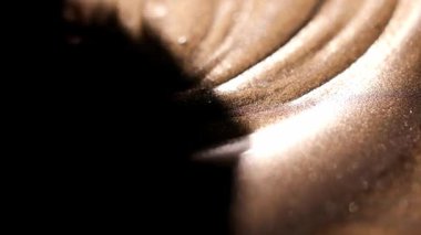 Dinamik yakın plan fırça, koyu altın boya araklama, derin eğri yavaş girdap oluşturarak, yoğun ışık kontrastı ve dalga oluşumu büyük, belirgin sırt oluşturur.