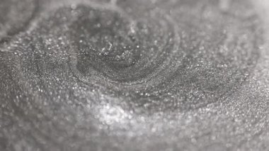 Gümüş boyanın sürekli olarak derin bir girdap içine girmesinin büyüleyici görüntüsü dinamik akış ve özel bir kum dokusuyla ışıldayan platin parçacıklar sergiliyor.