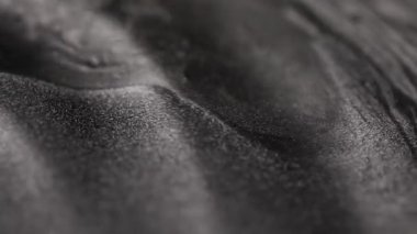 Özel bir kumlu doku ile yavaşça akan koyu platin boya büyüleyici bir biçimde dalgalanan dalgalar yaratır ve yüzeyde parlak metalik parçacıklar oluşturur.