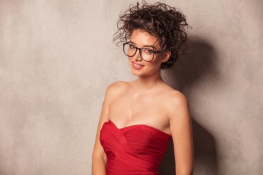 Yan görünüm gülümseyen genç bir kız poz