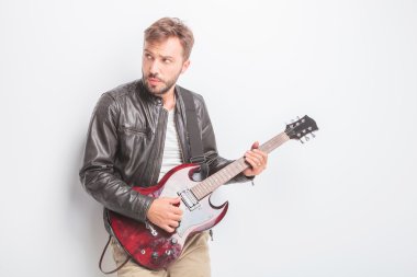bir elektro gitar çalmak gitarist ve onun tarafına görünüyor