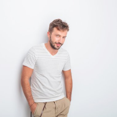 Elleri ceplerinde seksi genç adam