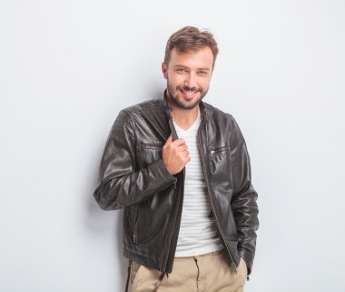 seksi casual adam onun deri ceket yaka tutarak