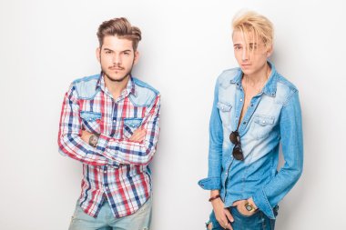 iki serin casual adam kameraya bakıyor