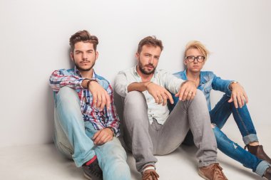 bir molası verdikten üç casual adam