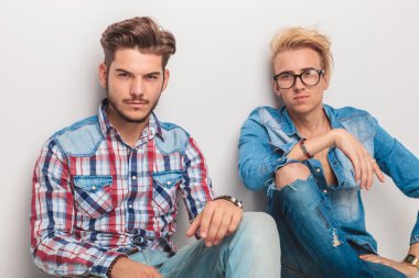 oturan genç casual adam kameraya bakıyor